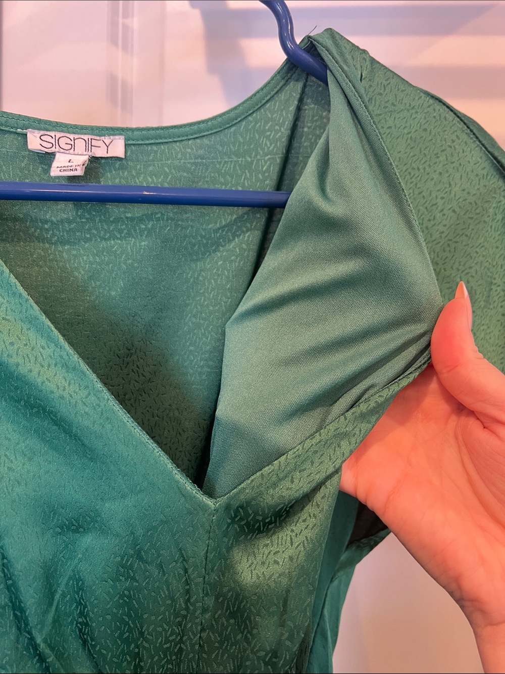 Emerald Green V-Neck Midi Dress with Short Sleeves - Picture 6 of 7
